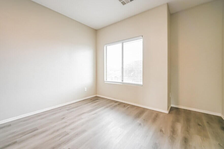 Building Photo - 153 E Dry Creek Rd