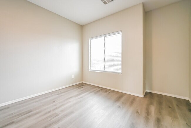 Building Photo - 153 E Dry Creek Rd