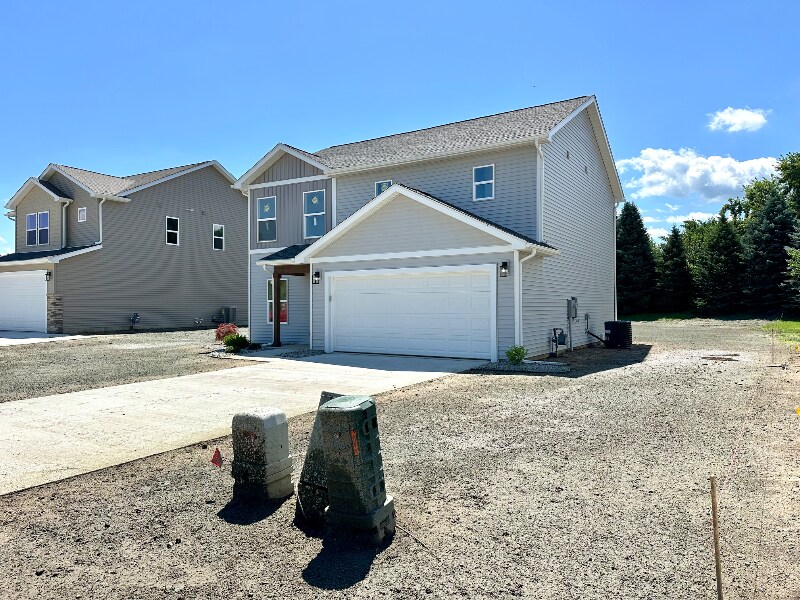 Building Photo - 2011 Grn Acrs Dr