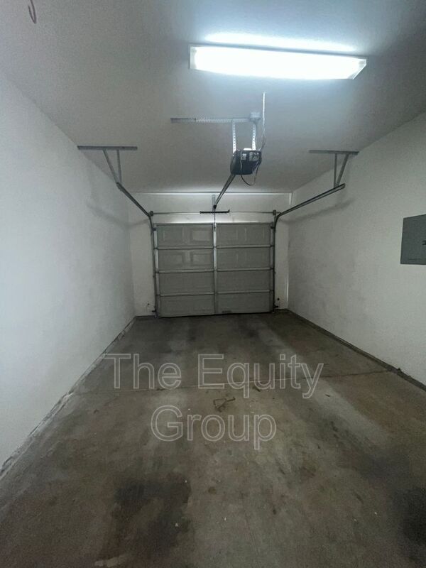 Building Photo - 2911 S Sallee Ct