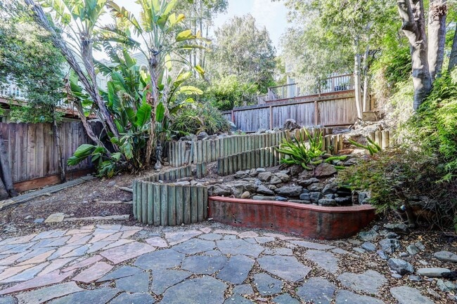 Building Photo - 2 Bed / 1 Bath townhome in sunny Potrero H...
