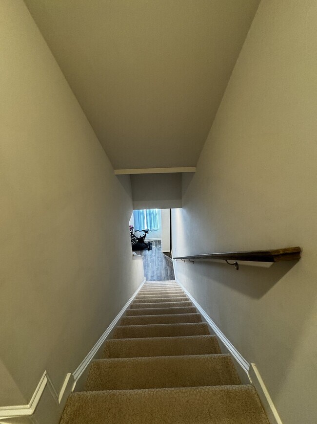 Building Photo - Luxurious 4-Bedroom Townhouse with 3.5 Bat...