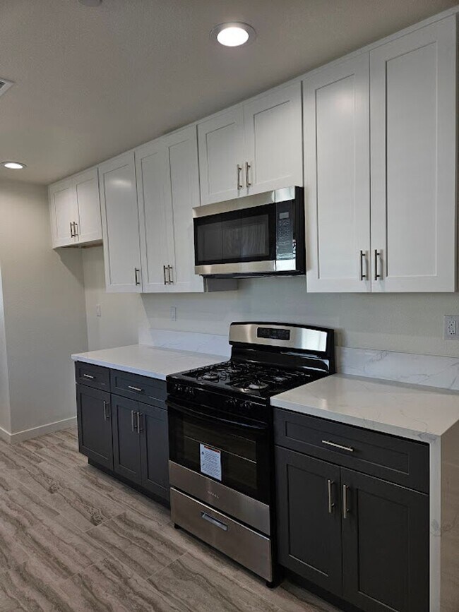 Building Photo - Newly Remodeled 2 Bedroom / 1 Bath! Call o...