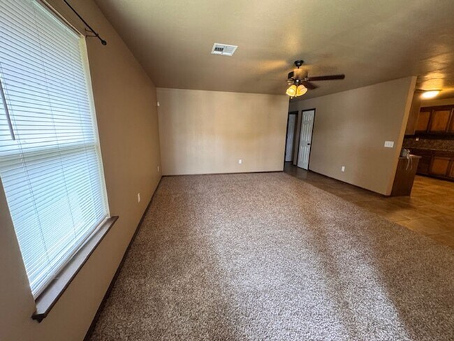 Building Photo - 3 bed 2 bath duplex in Chickasha