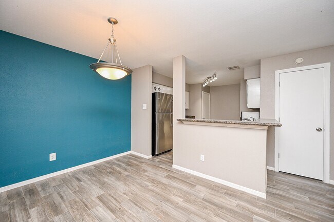 Building Photo - 2211 S Kirkwood Rd