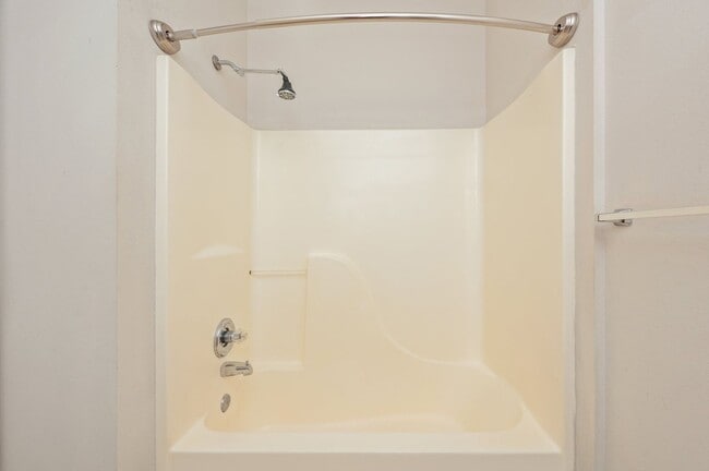 Building Photo - First Floor Oaks Unit!