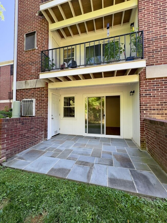 Building Photo - Charming and Spacious One Bedroom in Homeland Southway!