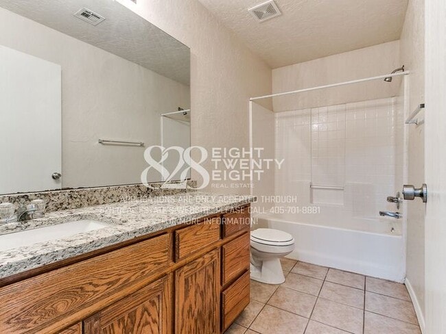 Building Photo - *AVAILABLE NOW!* Spacious 3 Bed/2.5 Bath Duplex Townhome Available in Norman!