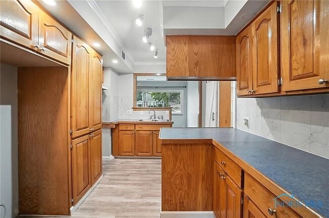 Building Photo - 533 W 8th St