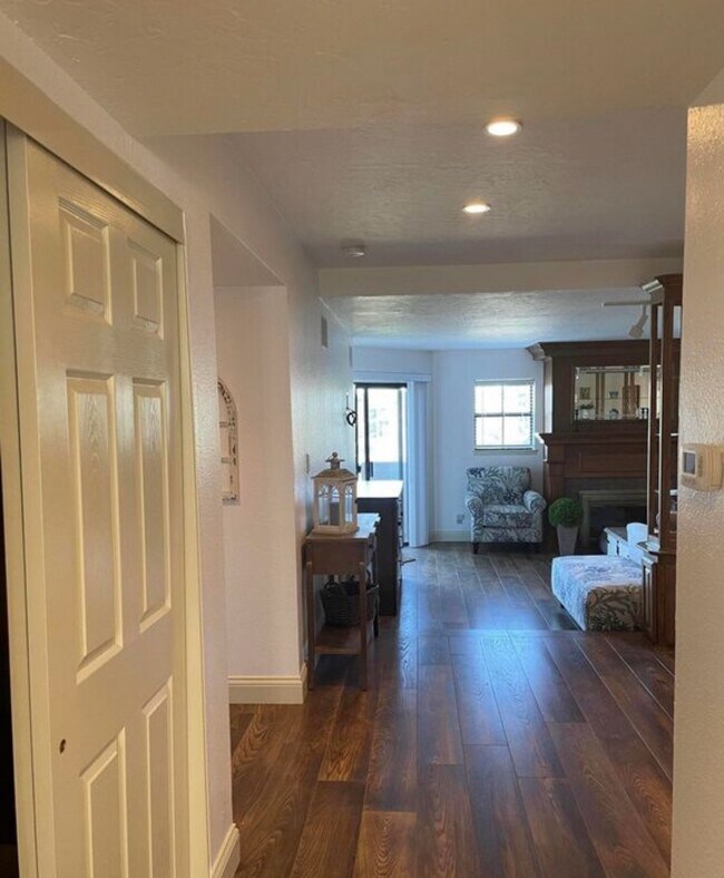 Building Photo - 615 Island View Cir