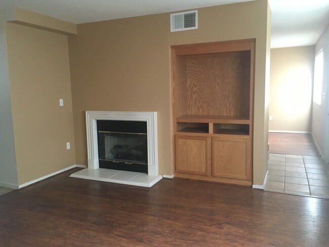 Building Photo - Split Level 4 Bedroom  2.5 Bath Town Home