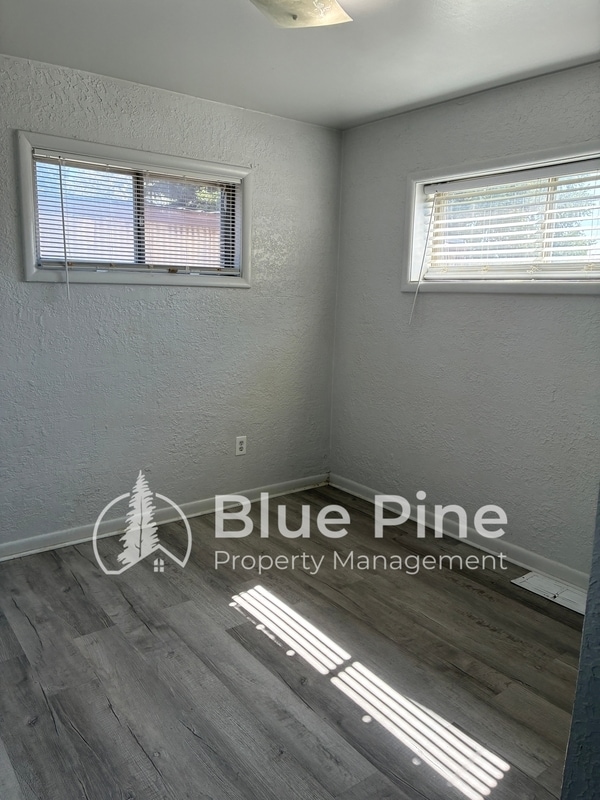 Building Photo - 3372 E Iona Rd