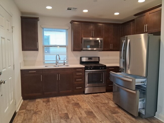 Building Photo - East end Ventura  5 Bed 5 Bath