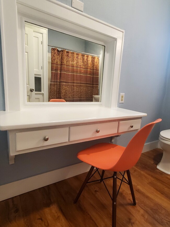 Vanity with Chair - 1621 6th St