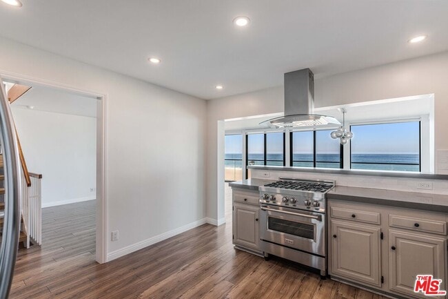 Building Photo - 2308 The Strand