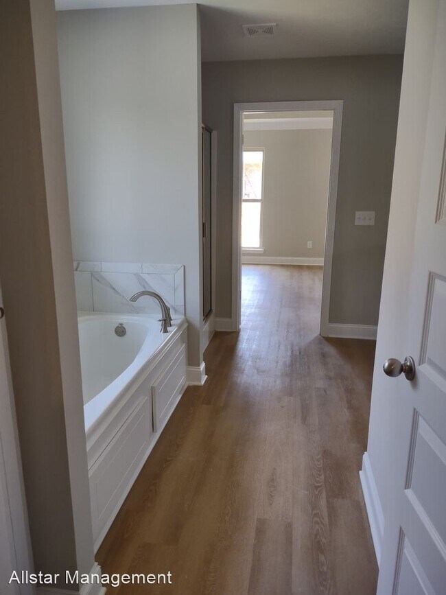 Building Photo - 4 br, 2 bath House - 560 Silver Hill Drive
