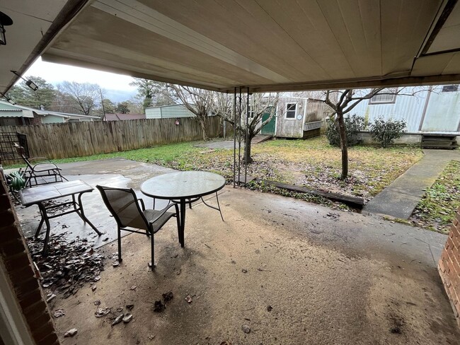 Building Photo - Welcome to this charming 3-bedroom, 1-bath...