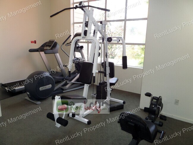 Building Photo - Gorgeous 2 Bedroom Condo with Secured Parking in Unbeatable Bellevue Location!!