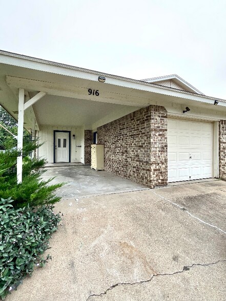 Building Photo - 916 Terry Trail