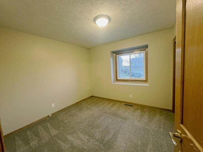 Building Photo - 2107 Queen Dr