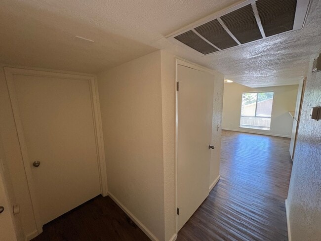Building Photo - Upstairs Apartment Rent Ready!