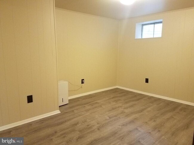 Building Photo - 6048 Rossmore Dr