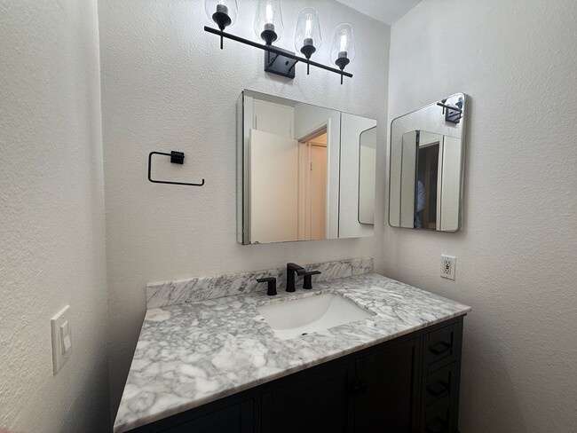 Building Photo - **$300 OFF FIRST MONTHS RENT** Renovated S...