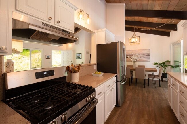 Building Photo - Modern Bayside Retreat – Renovated 3 Bed +...