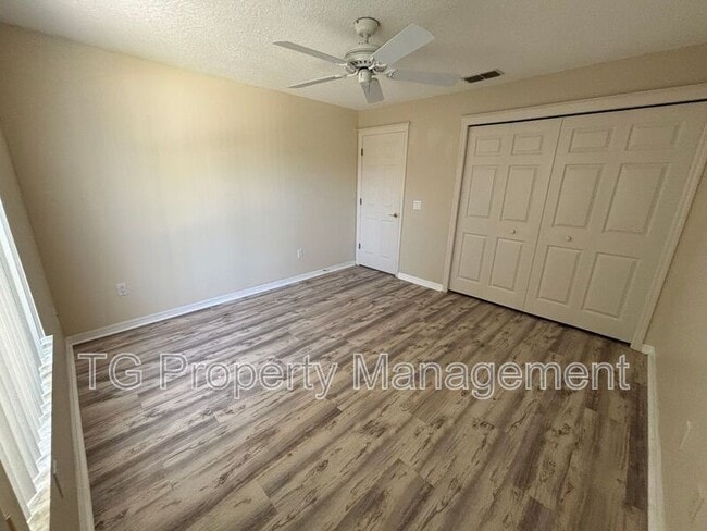 Building Photo - 20 Clarendon Ct N