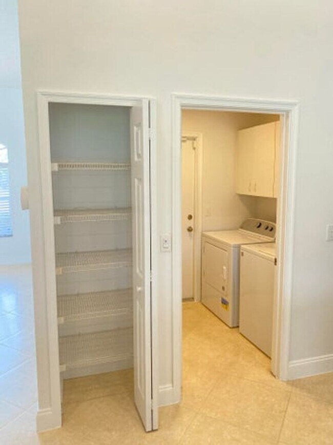 Building Photo - 4593 Bucida Rd