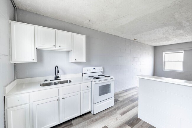 Building Photo - 2 Bed, 1 Bath %50 OFF FIRST MONTH'S RENT!