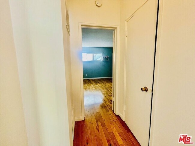 Building Photo - 941 N San Vicente Blvd