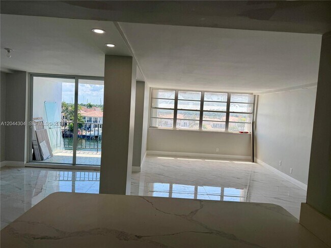 Building Photo - 1400 S Ocean Dr
