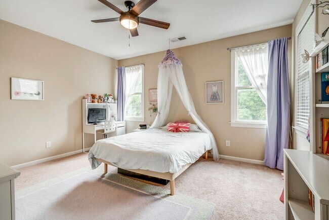 Building Photo - Custom built home in a great location in B...