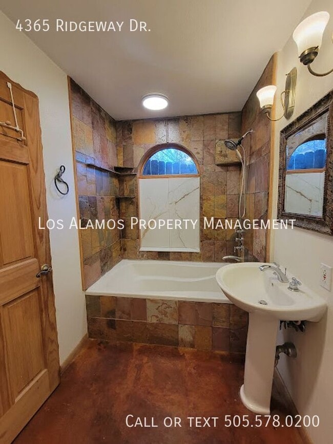 Building Photo - 4365 Ridgeway Dr