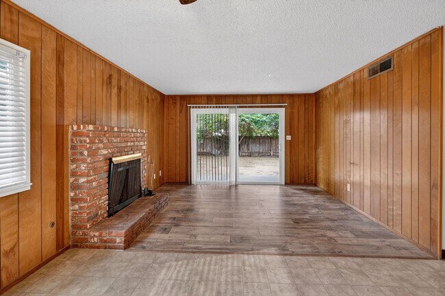 Building Photo - 4115 N Briarwood Ave