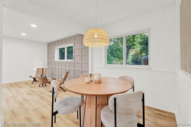 Building Photo - 7011 White Pine Dr