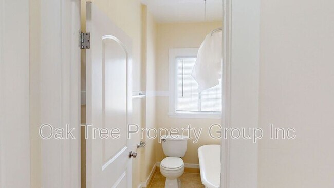 Building Photo - 547 24th St