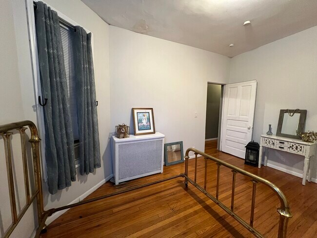 Building Photo - 1516 W Thome Ave