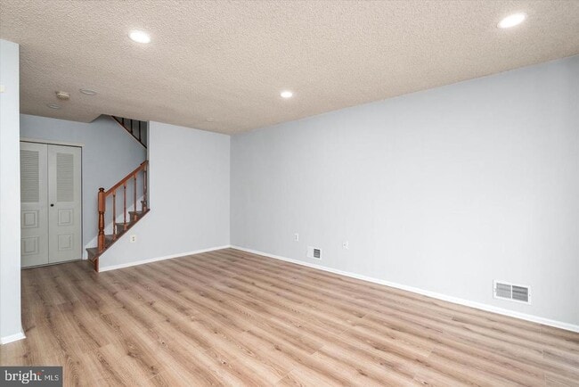 Building Photo - 110 Versailles Ct