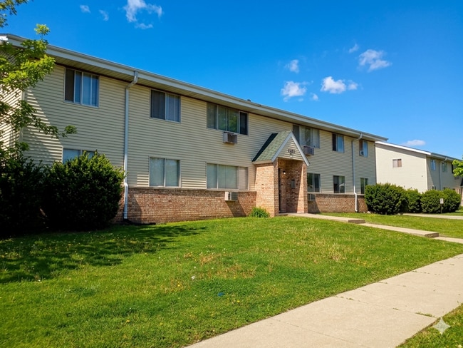 Building Photo - Updated 2BR Apartment | Heat Included | Kenosha Location