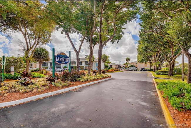 Building Photo - 9727 Hammocks Blvd