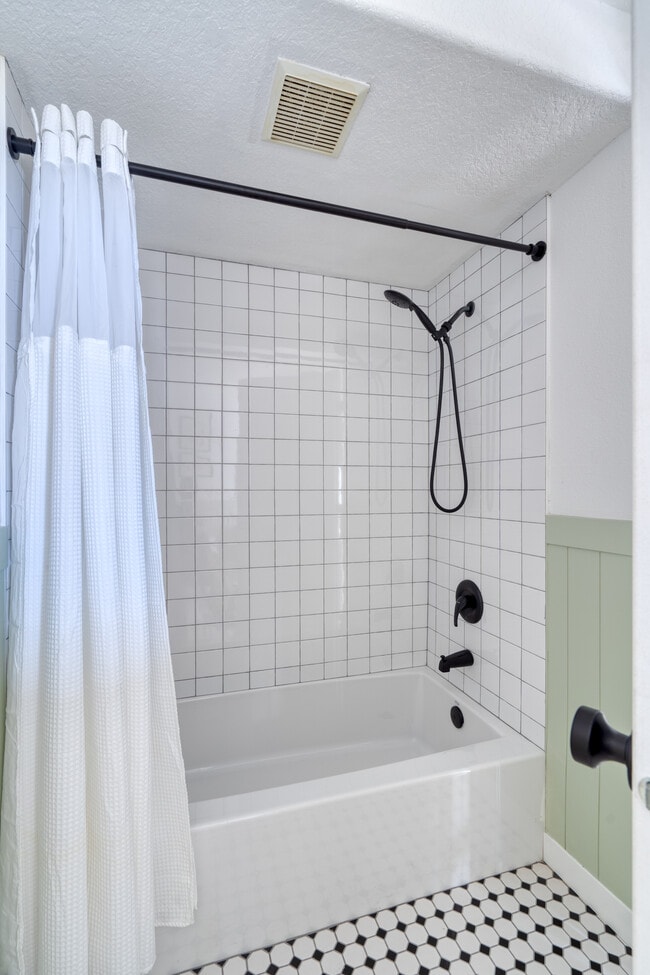 Building Photo - 5222 SE Holgate Blvd