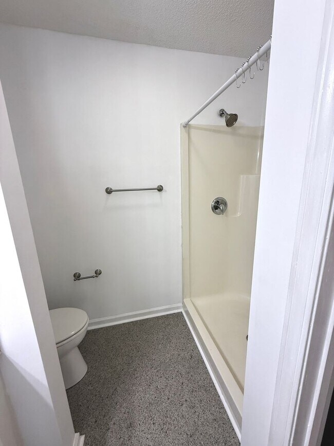 Building Photo - RENT SPECIAL! Updated Holten Place, top fl...