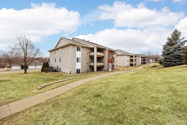 Building Photo - 2432 Rushmore Dr