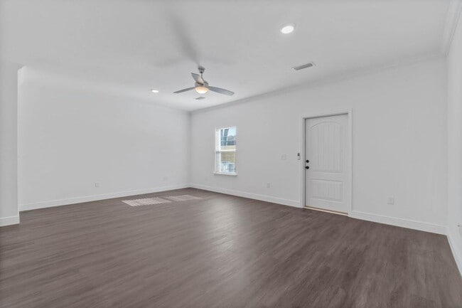 Building Photo - 525 Hill Ln