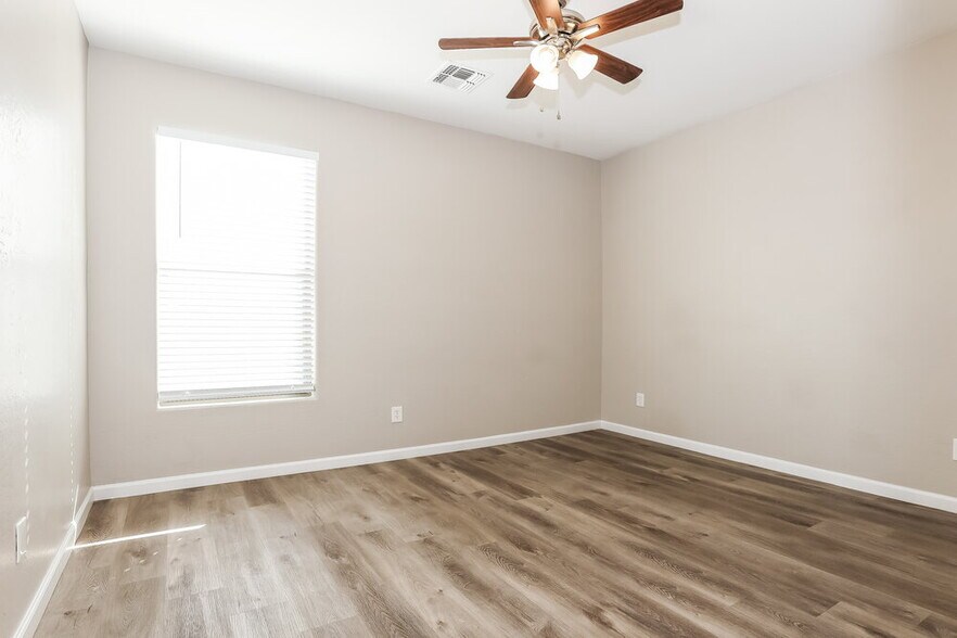 Building Photo - 4505 W Pleasant Ln