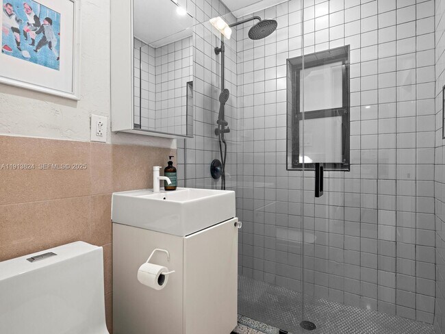 Building Photo - 1009 NW 11th Ct