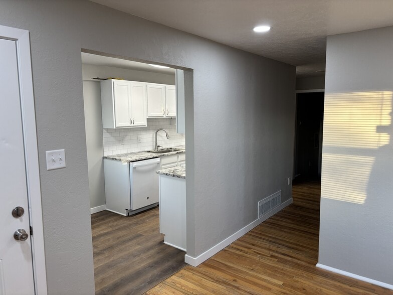 Building Photo - 69 Toponce Dr