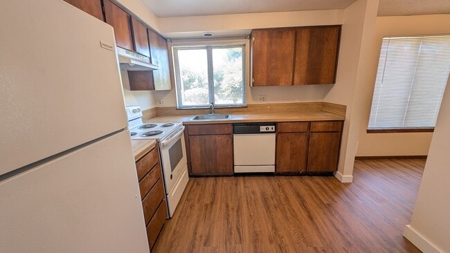 Building Photo - 2 bedroom 1 bath duplex